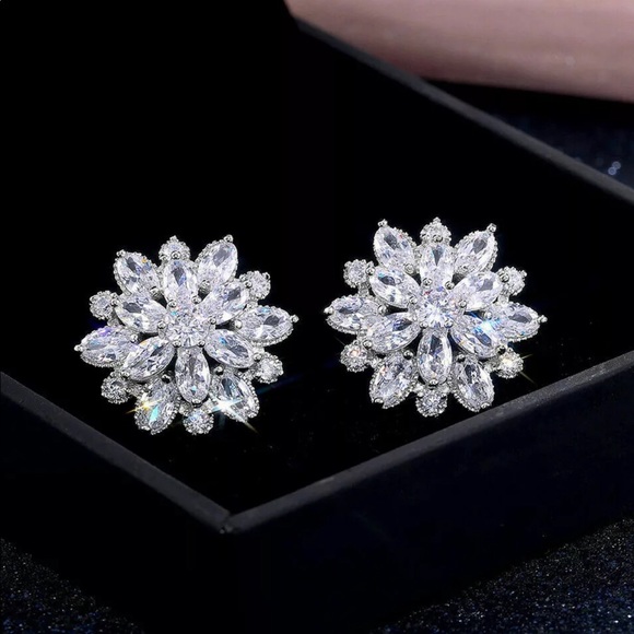 Earrings - Picture 5 of 7